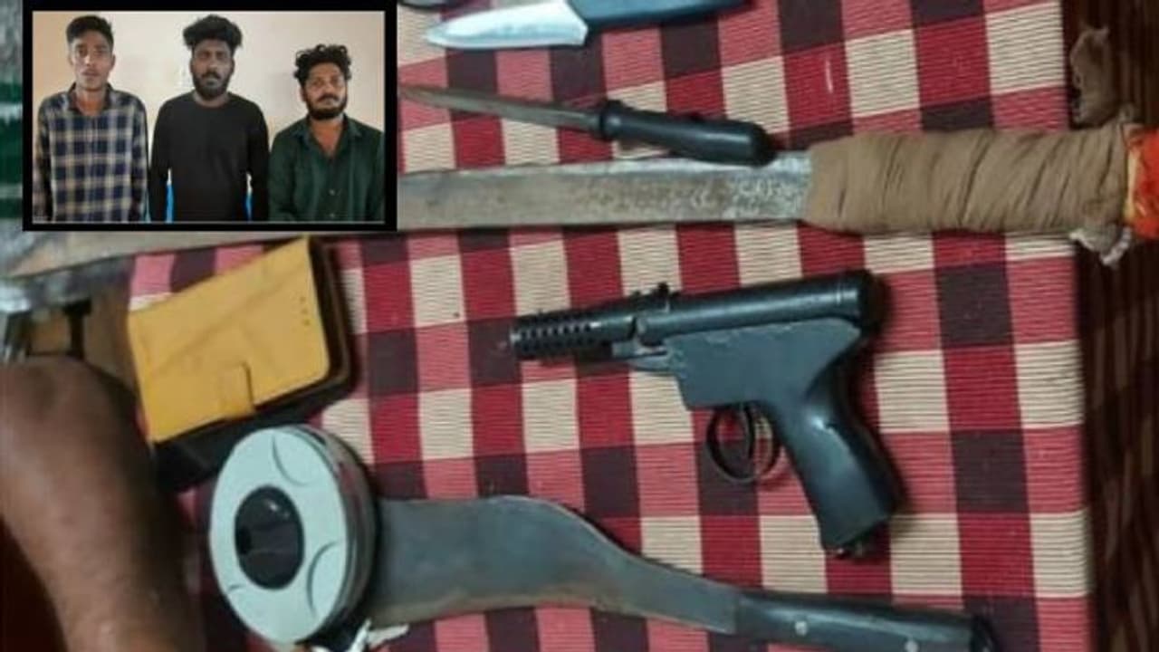 കാറിൽ തോക്കടക്കം മാരകായുധങ്ങൾ, വിഴിഞ്ഞത്ത് മൂന്ന് പേര് അറസ്റ്റിൽ കാറിൽ തോക്കടക്കം മാരകായുധങ്ങൾ, വിഴിഞ്ഞത്ത് മൂന്ന് പേര് അറസ്റ്റിൽ