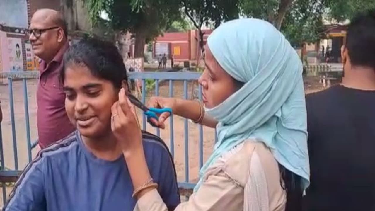 किसी के कानों से उतरवा दी बाली को किसी की टीशर्ट,रीट एग्जाम देने आई महिला कैंडिडेट्स के खुलवा दिए बाल