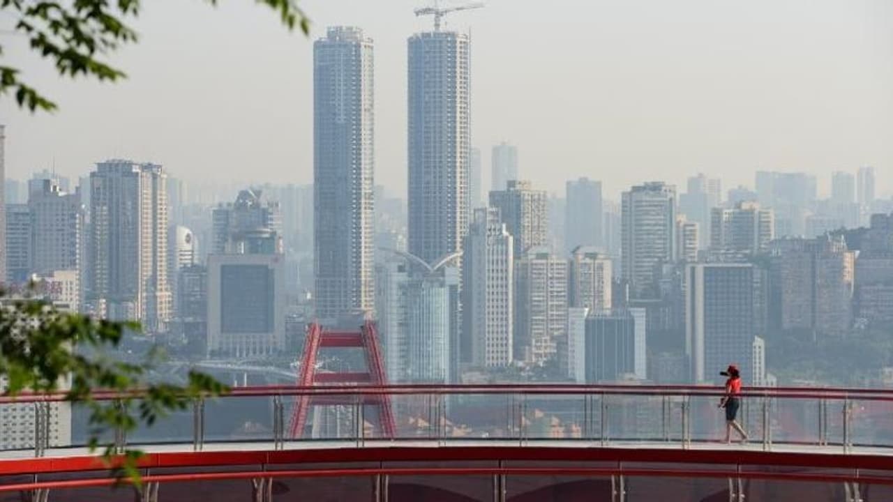 दुनिया में बढ़ी गर्मी: रन वे पर पड़ी दरारें, 135 साल पुराने ब्रिज को बचाने की कोशिश, छतें पिघल गईं, अब क्या दुनिया में बढ़ी गर्मी: रन वे पर पड़ी दरारें, 135 साल पुराने ब्रिज को बचाने की कोशिश, छतें पिघल गईं, अब क्या