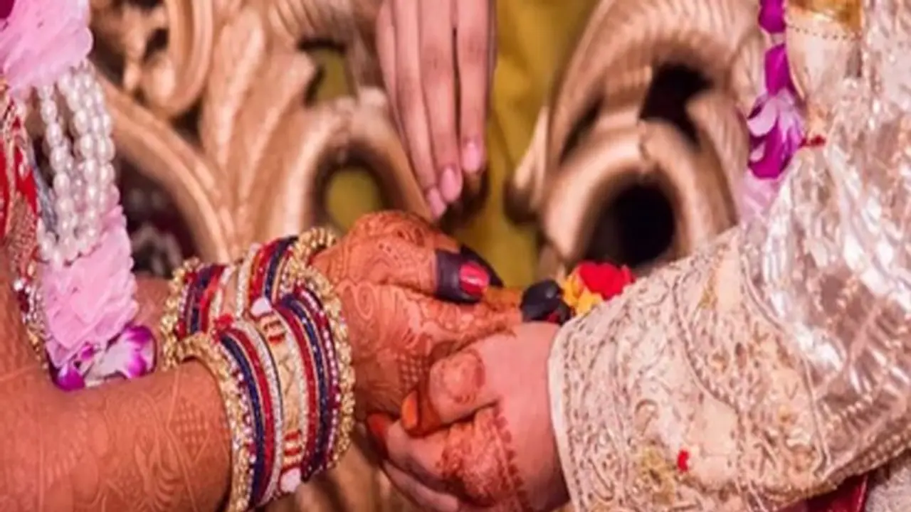  यहां लड़की पर रंग डाला तो करनी पड़ती है शादी, नहीं तो पूरी संपत्ति से धो बैठते हैं हाथ