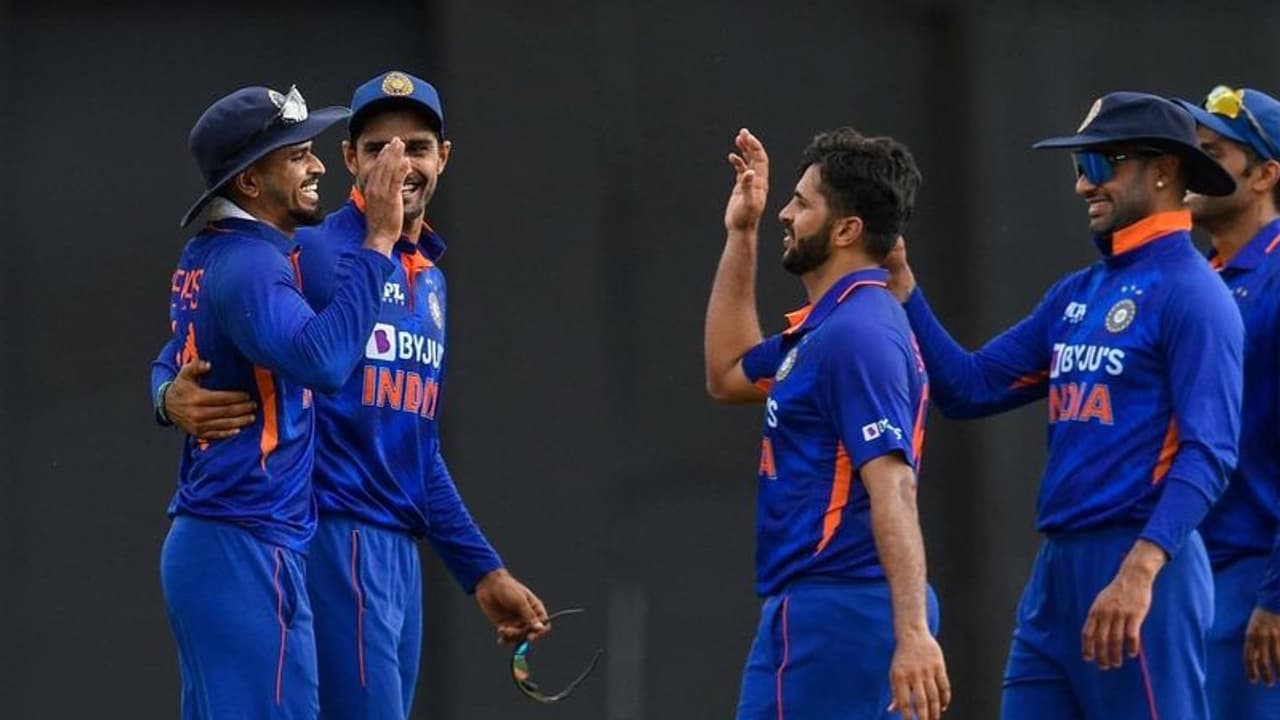 Ind vs West indies ODI: रोमांचक मुकाबले में टीम इंडिया की जीत, आखिरी ओवर में 15 रन नहीं बना पाए कैरिबियाई 