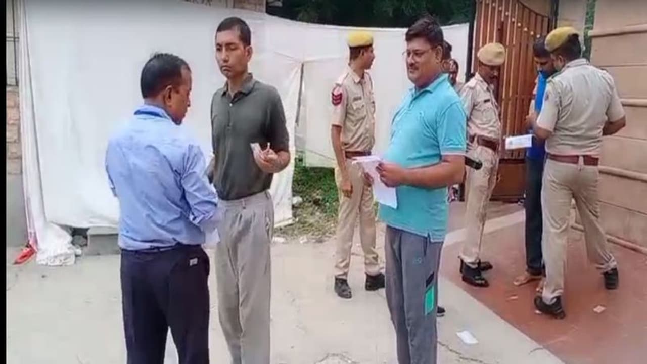 रीट में चीटिंगः बीकानेर में चेकिंग के दौरान कपड़े से निकला नकल का जुगाड़, पिछले साल मिली थी 6 लाख की चप्पल रीट में चीटिंगः बीकानेर में चेकिंग के दौरान कपड़े से निकला नकल का जुगाड़, पिछले साल मिली थी 6 लाख की चप्पल