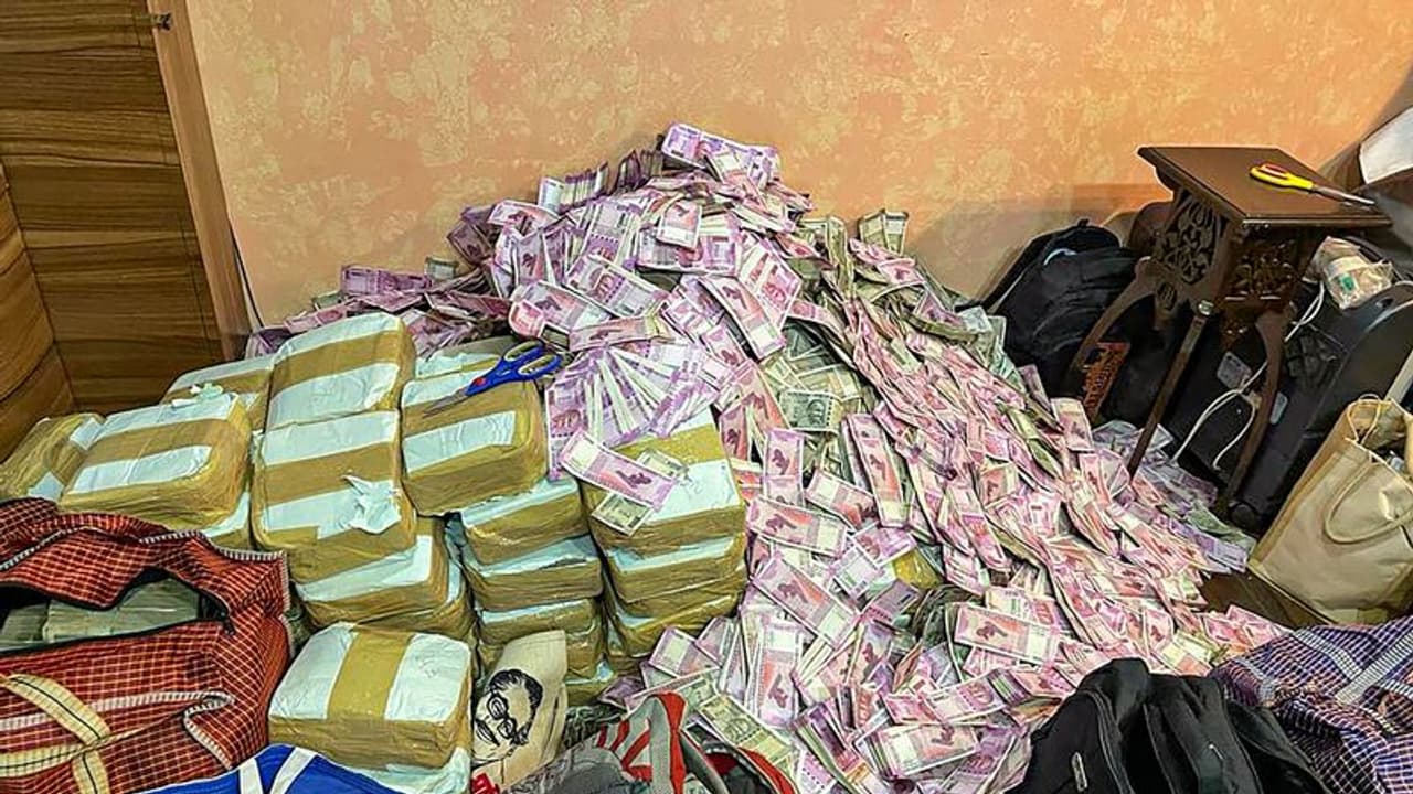 మూడు నెలల్లో రూ. 100 కోట్లు సీజ్ చేసిన ఈడీ.. ఈ క్యాష్ ఎవరి దగ్గర ఉంటుంది? ఎవరిది? మూడు నెలల్లో రూ. 100 కోట్లు సీజ్ చేసిన ఈడీ.. ఈ క్యాష్ ఎవరి దగ్గర ఉంటుంది? ఎవరిది?