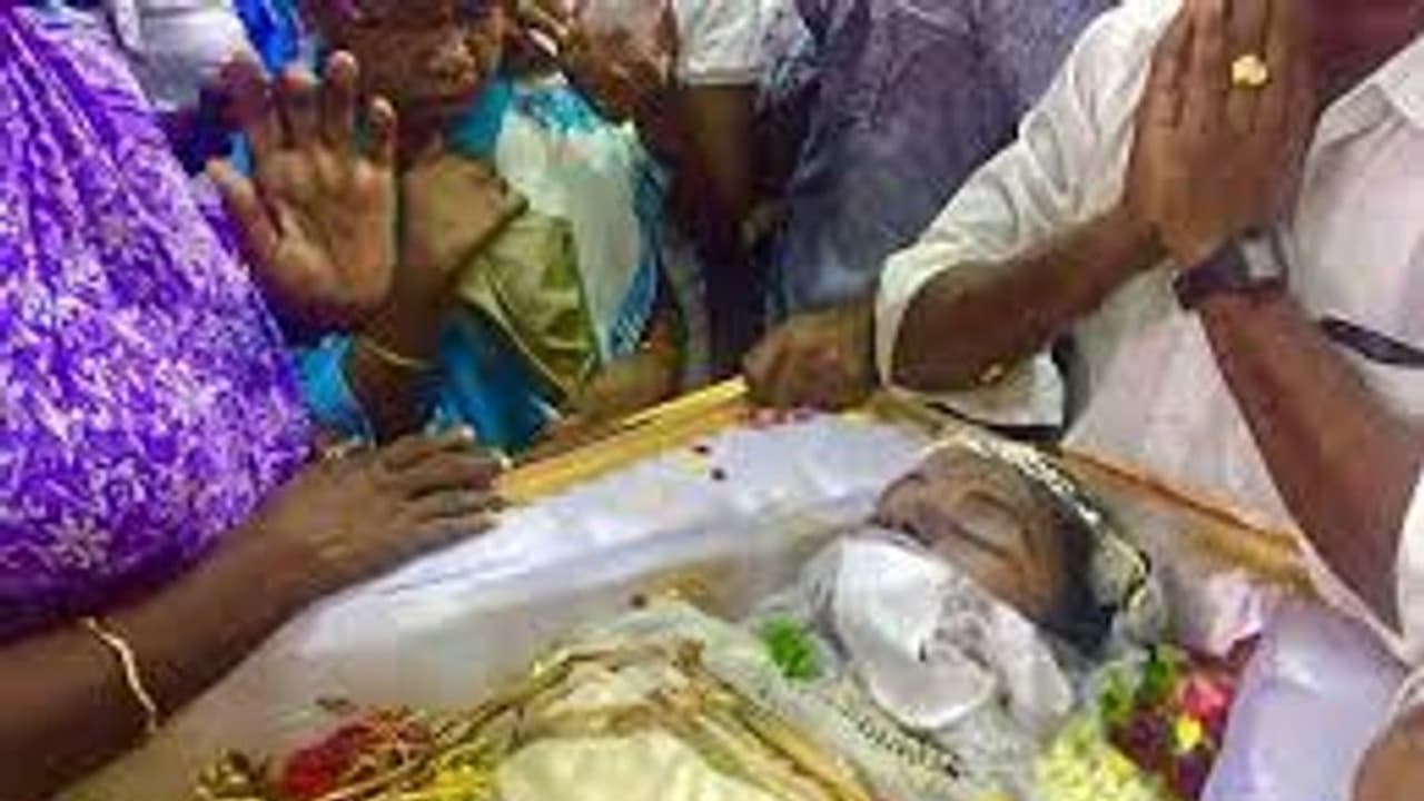 வரும்போதே பிணமாக வந்த ஸ்ரீமதி.. வேனை டிரைவரிடம் கொடுத்து ஒதுங்கிய ரவிக்குமார், மருத்துவமனை ரிப்போர்ட் பகீர். வரும்போதே பிணமாக வந்த ஸ்ரீமதி.. வேனை டிரைவரிடம் கொடுத்து ஒதுங்கிய ரவிக்குமார், மருத்துவமனை ரிப்போர்ட் பகீர்.