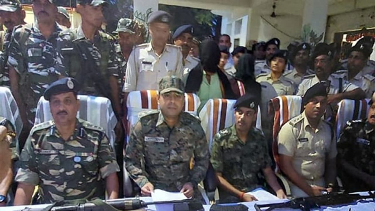 जमुई पुलिस ने दो हार्डकोर व इनामी नक्सलियों को पकड़ा, आरोपियों के हाईटेक हथियार देख सर्च टीम हुई हैरान जमुई पुलिस ने दो हार्डकोर व इनामी नक्सलियों को पकड़ा, आरोपियों के हाईटेक हथियार देख सर्च टीम हुई हैरान