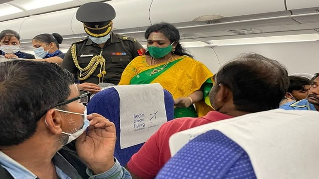 Tamilisai : விமானத்தில் பயணிக்கு திடீர் நெஞ்சுவலி : காப்பாற்றிய தெலங்கானா ஆளுநர் தமிழிசை செளந்தரராஜன் Tamilisai : விமானத்தில் பயணிக்கு திடீர் நெஞ்சுவலி : காப்பாற்றிய தெலங்கானா ஆளுநர் தமிழிசை செளந்தரராஜன்