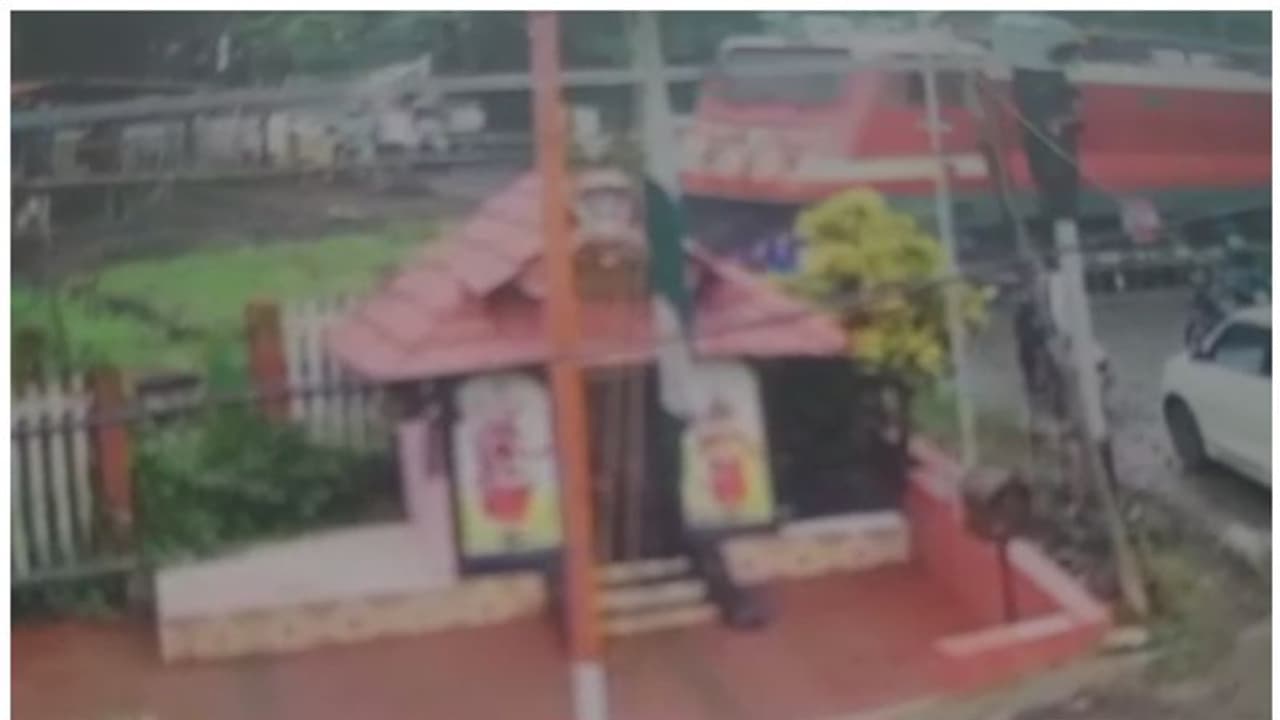 പാളം മുറിച്ചുകടക്കുന്നതിനിടെ ട്രെയിൻ തട്ടി, വിദ്യാർത്ഥിനിക്ക് ദാരുണാന്ത്യം; അപകടം അമ്മയുടെ മുന്നിൽവെച്ച്