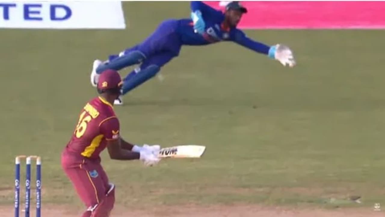 இந்தியாவிற்கு மேட்ச்சை ஜெயித்து கொடுத்த சஞ்சு சாம்சனின் விக்கெட் கீப்பிங்! ஒரே டைவில் ஹீரோவான சாம்சன்.. வீடியோ இந்தியாவிற்கு மேட்ச்சை ஜெயித்து கொடுத்த சஞ்சு சாம்சனின் விக்கெட் கீப்பிங்! ஒரே டைவில் ஹீரோவான சாம்சன்.. வீடியோ