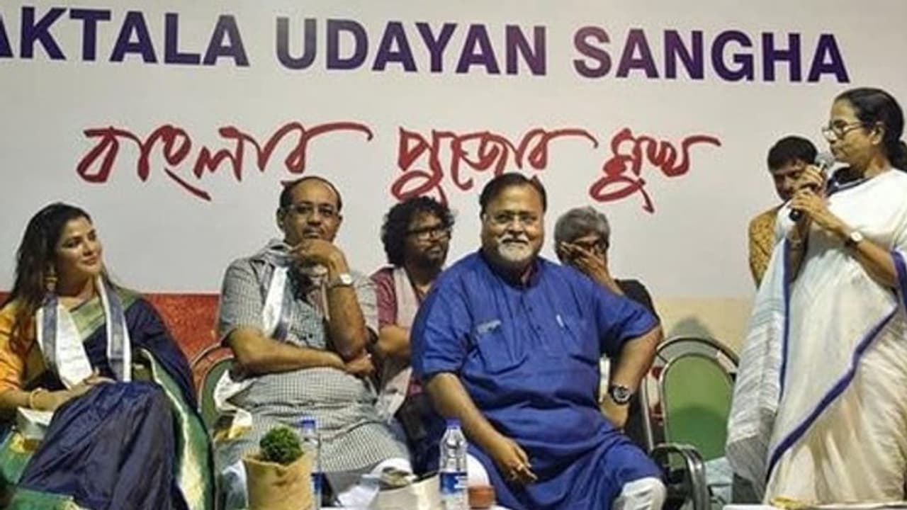 পার্থ ঘনিষ্ট অর্পিতার সঙ্গে এক মঞ্চে মমতা, হিন্দি সিনেমার ডায়লগ লিখে ছবি শেয়ার শুভেন্দুর পার্থ ঘনিষ্ট অর্পিতার সঙ্গে এক মঞ্চে মমতা, হিন্দি সিনেমার ডায়লগ লিখে ছবি শেয়ার শুভেন্দুর