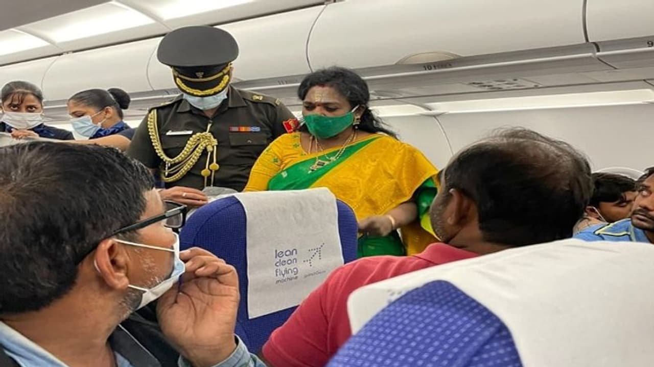 विमान में यात्री बीमार, क्रू मेंबर ने कहा कोई डॉ. है क्या, तब तेलंगाना की राज्यपाल ने किया इलाज विमान में यात्री बीमार, क्रू मेंबर ने कहा कोई डॉ. है क्या, तब तेलंगाना की राज्यपाल ने किया इलाज