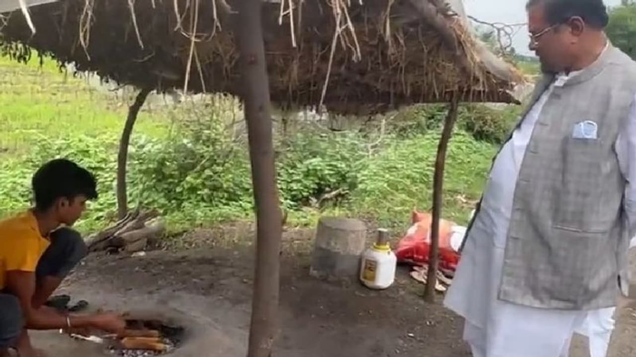 വഴിയില്‍ കച്ചവടം നടത്തുന്ന ബാലനോട് 15 രൂപയ്ക്ക് വിലപേശല്‍ നടത്തുന്ന കേന്ദ്രമന്ത്രി; വീഡിയോ