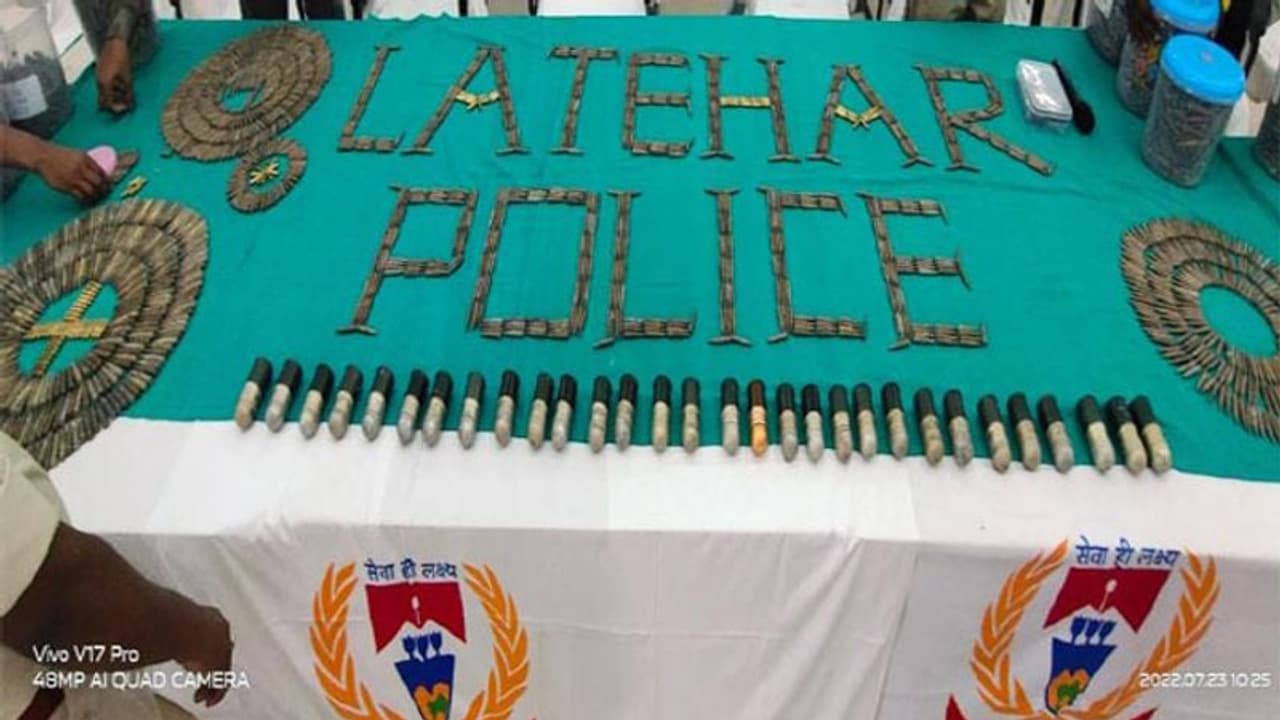 झारखंड पुलिस की बड़ी सफलता, TSPC का स्लीपर सेल कमांडर गैंग के साथ अरेस्ट, बड़ी घटना को अंजाम देने की थी साजिश झारखंड पुलिस की बड़ी सफलता, TSPC का स्लीपर सेल कमांडर गैंग के साथ अरेस्ट, बड़ी घटना को अंजाम देने की थी साजिश