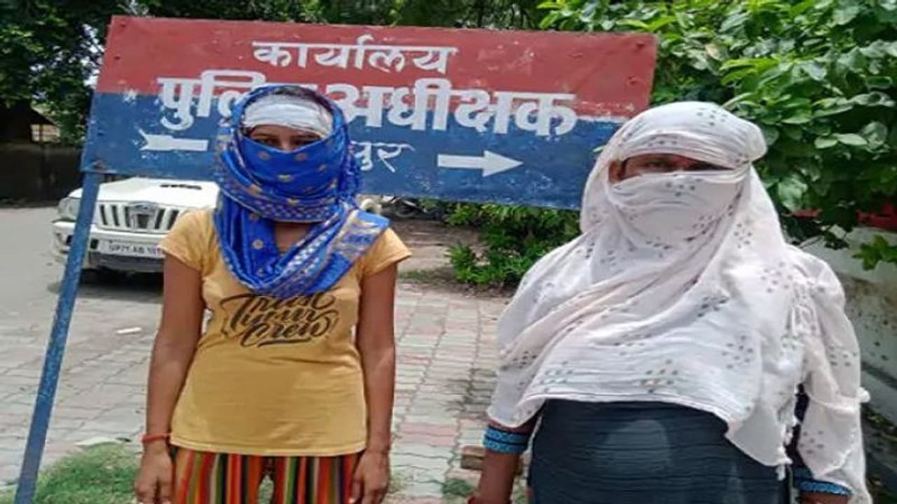 फतेहपुर: घर के अंदर घुसकर तीन युवकों ने युवती से की छेड़छाड़, पीड़िता ने पुलिस पर लगाए गंभीर आरोप फतेहपुर: घर के अंदर घुसकर तीन युवकों ने युवती से की छेड़छाड़, पीड़िता ने पुलिस पर लगाए गंभीर आरोप