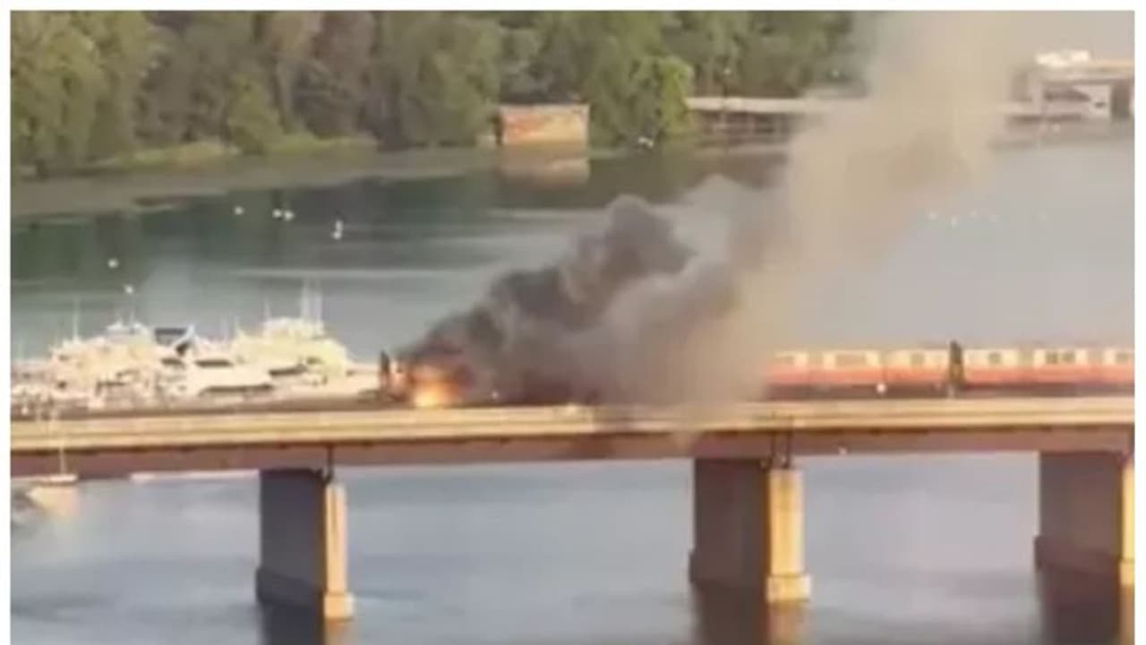 Video: ഓടുന്നതിനിടെ തീപ്പിടിച്ച ട്രെയിനില്നിന്നും ആളുകള് പുറത്തേക്ക് ചാടി, ഒരാള് പുഴയിലേക്കും! Video: ഓടുന്നതിനിടെ തീപ്പിടിച്ച ട്രെയിനില്നിന്നും ആളുകള് പുറത്തേക്ക് ചാടി, ഒരാള് പുഴയിലേക്കും!