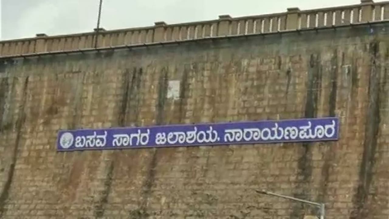 ಬಸವಸಾಗರ ಭರ್ತಿಯಾದ್ರು ಕಾಲುವೆಗಿಲ್ಲ ನೀರು, ಚಾತಕ ಪಕ್ಷಿಯಂತೆ ಕಾಯುತ್ತಿರುವ ರೈತಾಪಿ ವರ್ಗ ಬಸವಸಾಗರ ಭರ್ತಿಯಾದ್ರು ಕಾಲುವೆಗಿಲ್ಲ ನೀರು, ಚಾತಕ ಪಕ್ಷಿಯಂತೆ ಕಾಯುತ್ತಿರುವ ರೈತಾಪಿ ವರ್ಗ