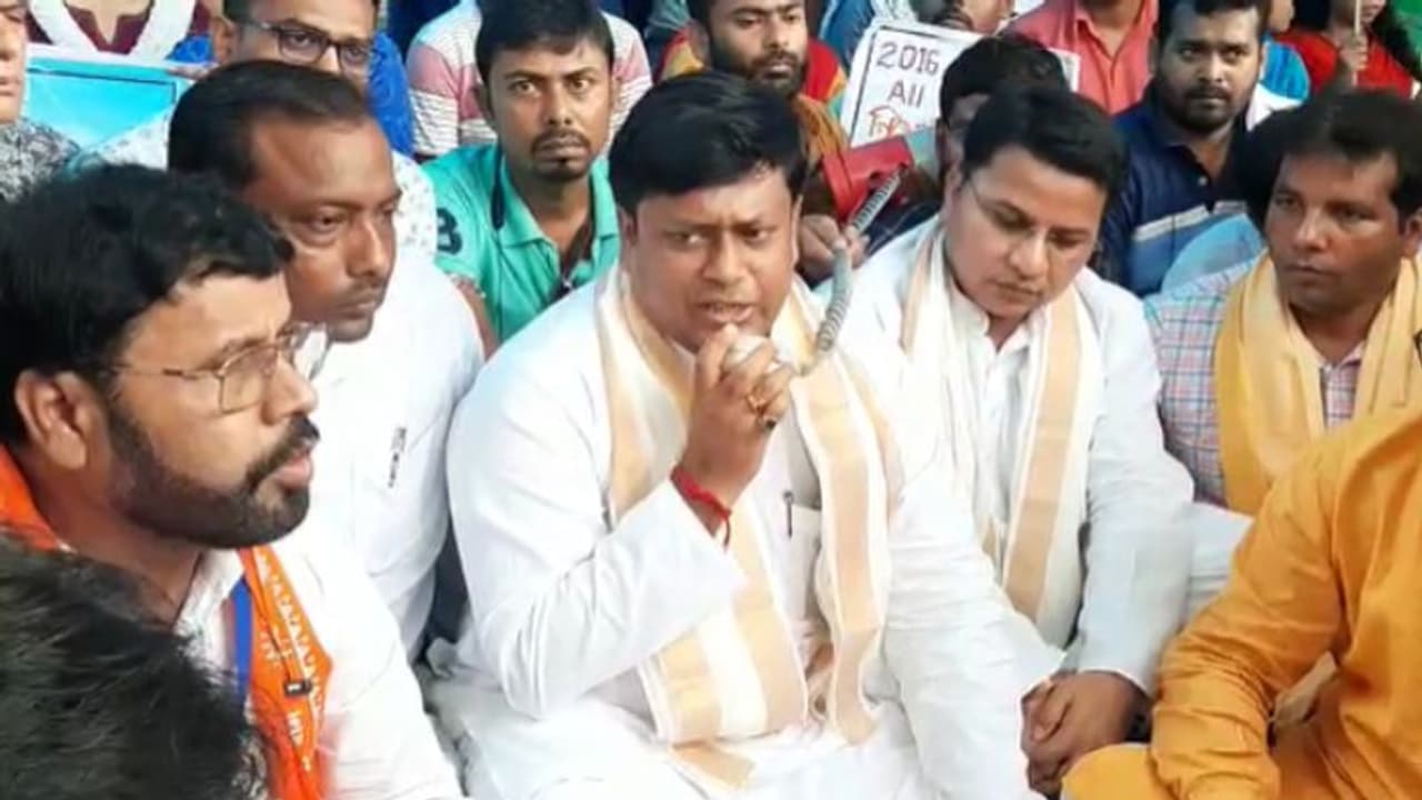 পার্থ অর্পিতা গ্রেফতারির দিনে এসএসসি চাকরি প্রার্থীদের পাশে বিজেপি, বড় আশ্বাস দিলেন সুকান্ত মজুমদার পার্থ অর্পিতা গ্রেফতারির দিনে এসএসসি চাকরি প্রার্থীদের পাশে বিজেপি, বড় আশ্বাস দিলেন সুকান্ত মজুমদার