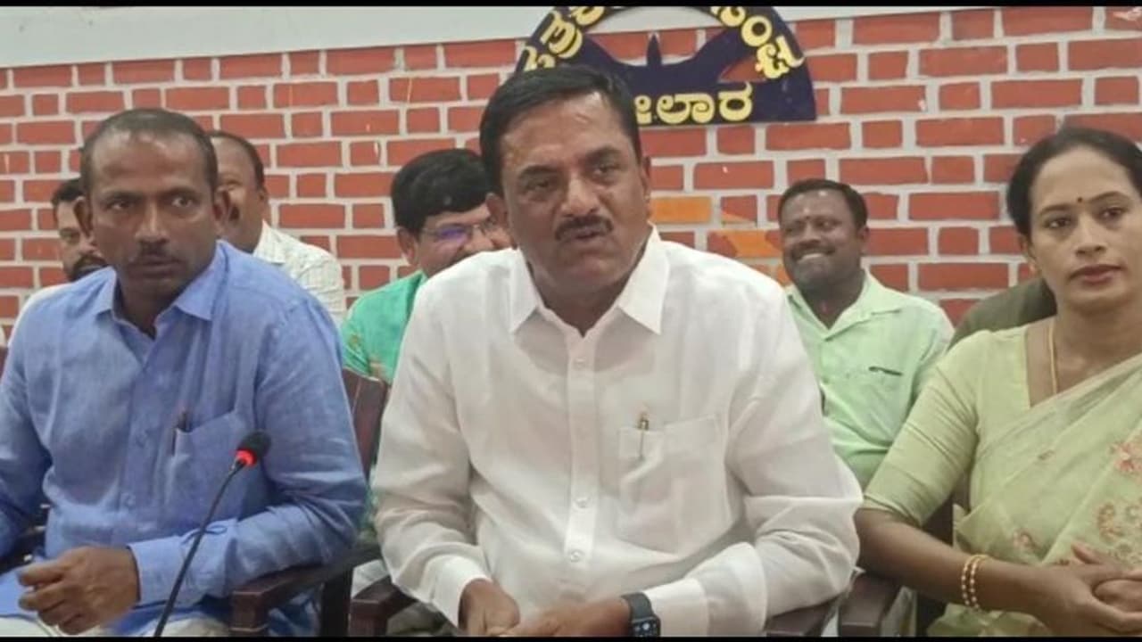 'ಸಿದ್ದರಾಮಯ್ಯ ಏನಾದ್ರೂ ಕೋಲಾರಕ್ಕೆ ಬಂದ್ರೆ ಸೋಲಿನ ವಿದಾಯ ಖಚಿತ' 'ಸಿದ್ದರಾಮಯ್ಯ ಏನಾದ್ರೂ ಕೋಲಾರಕ್ಕೆ ಬಂದ್ರೆ ಸೋಲಿನ ವಿದಾಯ ಖಚಿತ'