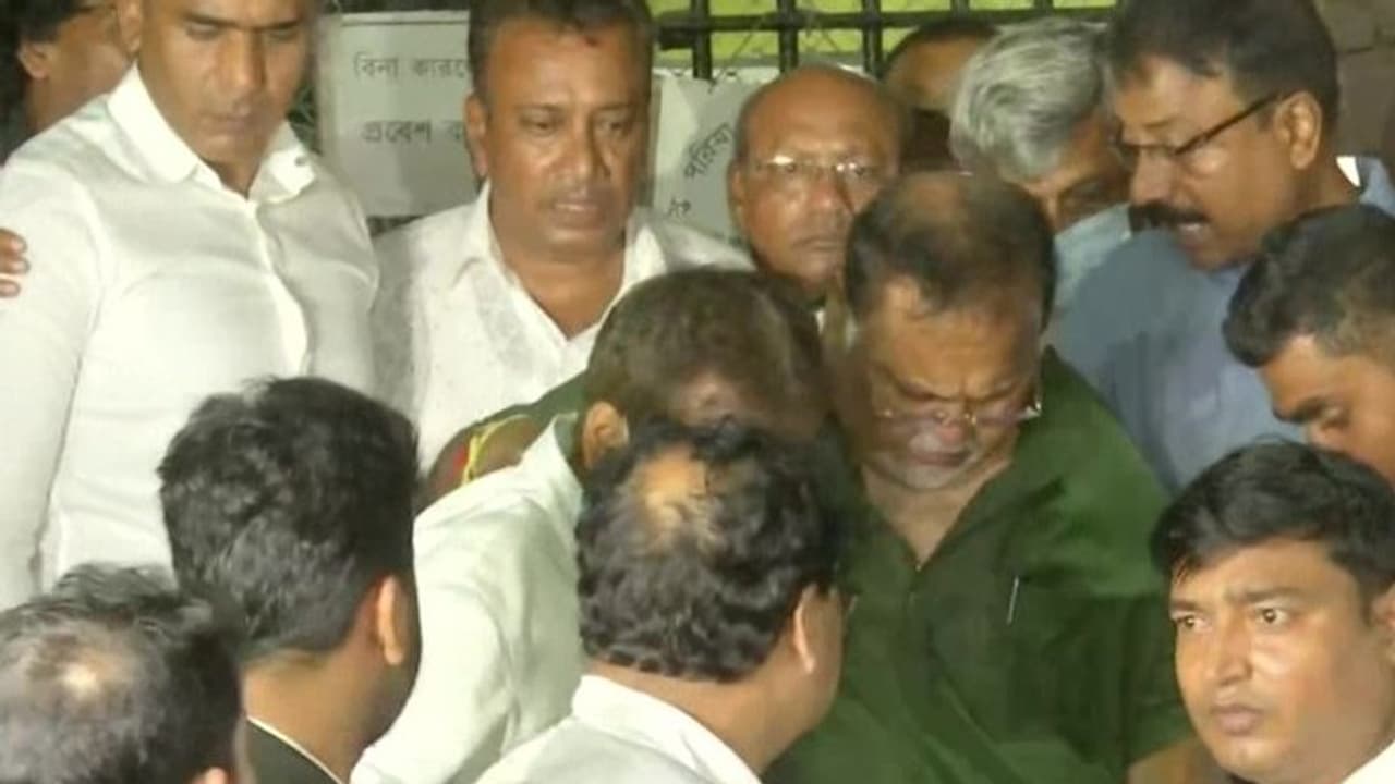 হুইল চেয়ারে করে SSKM ঢুকলেন 'অসুস্থ' পার্থ চট্টোপাধ্যায়, রাতে থাকবেন হাসপাতালে 