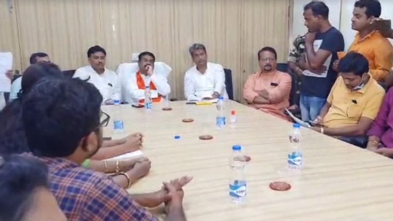 শিক্ষক পদপ্রার্থীদের সঙ্গে বৈঠকে কেন্দ্রীয় মন্ত্রীর, মুখ্যমন্ত্রীকে চিঠি লিখবেন বললেন ধর্মেন্দ্র প্রধান 