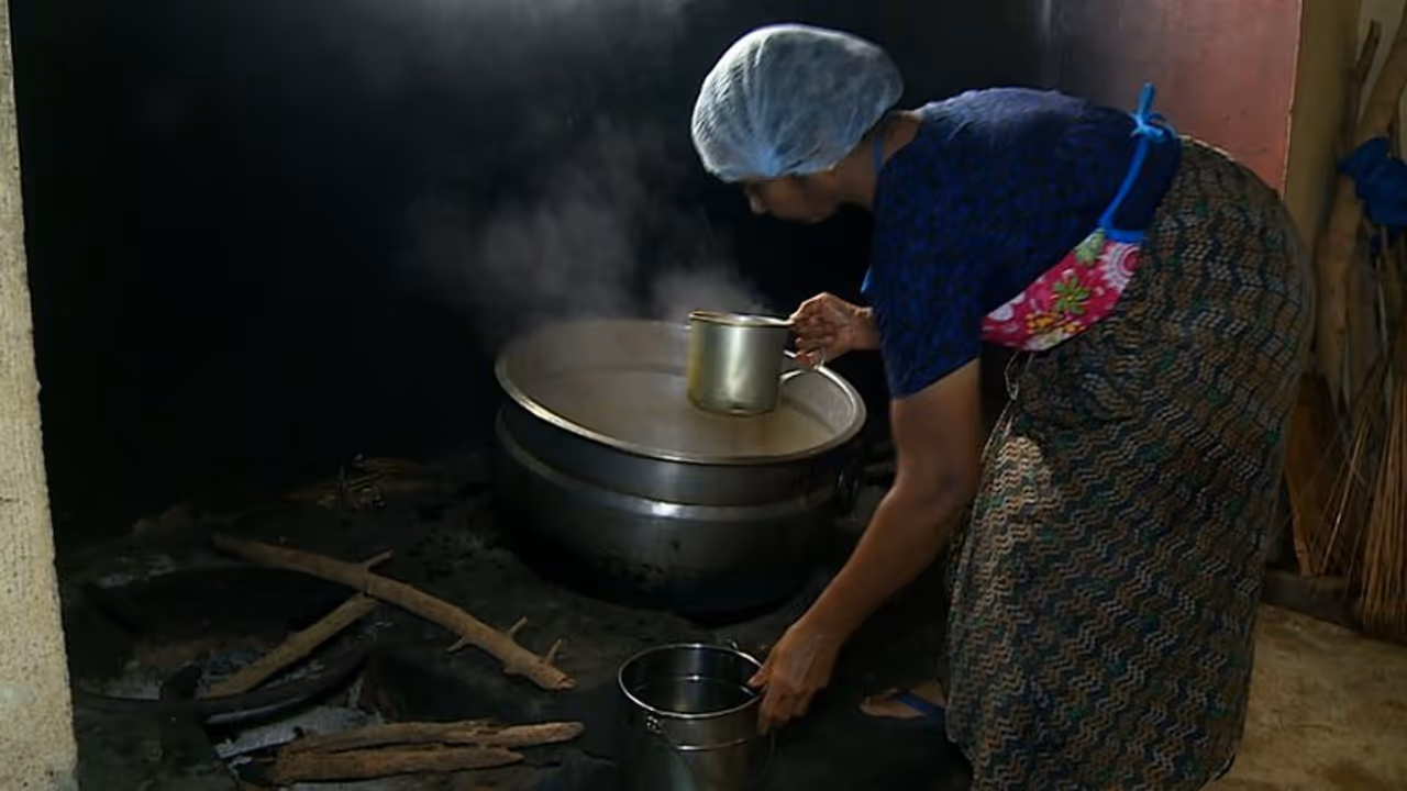 സ്കൂളുകളിലെ പാചക തൊഴിലാളികൾക്ക് കൂലിയില്ല, ഉച്ചഭക്ഷണ ചെലവിന് സ്വന്തം കീശയിൽ നിന്ന് പണമിറക്കി അധ്യാപകർ