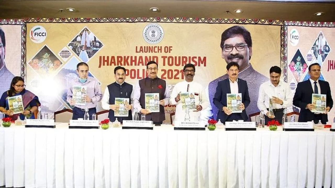 झारखंड में निवेशकों को मिलेगा स्पेशल पैकेज, सीएम हेमंत सोरेन ने लांच की नई पर्यटन नीति झारखंड में निवेशकों को मिलेगा स्पेशल पैकेज, सीएम हेमंत सोरेन ने लांच की नई पर्यटन नीति