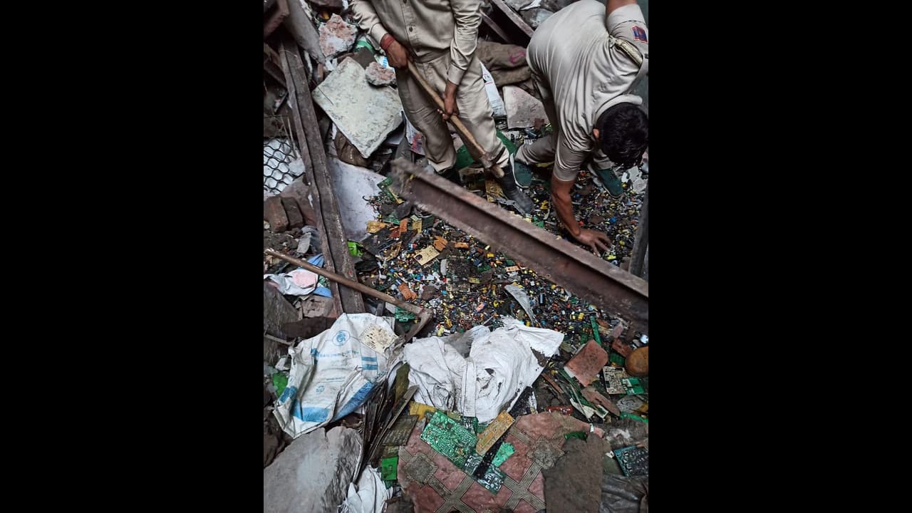 కుప్ప‌కూలిన మూడంస్తుల భ‌వనం.. ఒక‌రు మృతి.. మ‌రో ముగ్గురికి తీవ్ర గాయాలు..