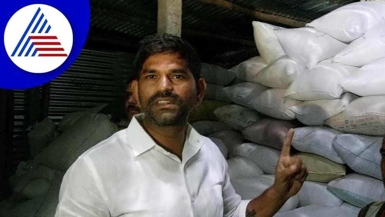 ಮೇಲ್ನೋಟಕ್ಕೆ ಕೋಳಿ ಫಾರಂ ಒಳಗೆ ಅನ್ನಭಾಗ್ಯದ ಅಕ್ಕಿ: ಶಾಸಕ ಗಣೇಶ್ ನೇತೃತ್ವದಲ್ಲಿ ರಾತ್ರೋ ರಾತ್ರಿ ದಾಳಿ ಮೇಲ್ನೋಟಕ್ಕೆ ಕೋಳಿ ಫಾರಂ ಒಳಗೆ ಅನ್ನಭಾಗ್ಯದ ಅಕ್ಕಿ: ಶಾಸಕ ಗಣೇಶ್ ನೇತೃತ್ವದಲ್ಲಿ ರಾತ್ರೋ ರಾತ್ರಿ ದಾಳಿ