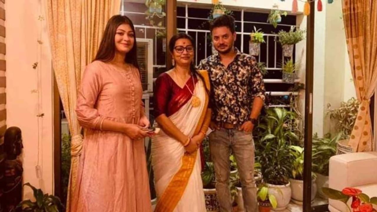 প্রাক্তন শিক্ষামন্ত্রীর ঘনিষ্ঠ মোনালিসার সঙ্গে অভিনেতা রাহুল এবং রুকমার একসঙ্গে ছবি ঘিরে চাঞ্চল্য প্রাক্তন শিক্ষামন্ত্রীর ঘনিষ্ঠ মোনালিসার সঙ্গে অভিনেতা রাহুল এবং রুকমার একসঙ্গে ছবি ঘিরে চাঞ্চল্য