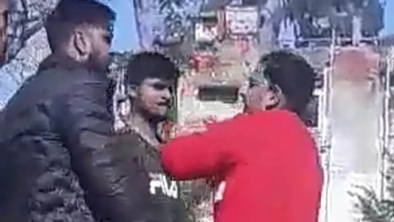 दबंगों ने दबंगई का हैरान कर देने वाला मामला, दुकान के बाहर मैं दलित हूं का बोर्ड लगाने की दी धमकी दबंगों ने दबंगई का हैरान कर देने वाला मामला, दुकान के बाहर मैं दलित हूं का बोर्ड लगाने की दी धमकी