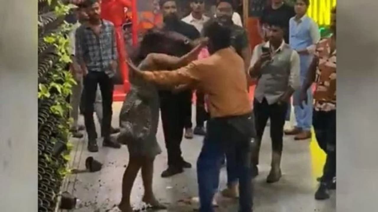 लखनऊ: नशे में मारपीट करने वाली युवतियों का हुआ ये हाल, कैफे के बाहर युवक की लात घूंसे से की थी पिटाई लखनऊ: नशे में मारपीट करने वाली युवतियों का हुआ ये हाल, कैफे के बाहर युवक की लात घूंसे से की थी पिटाई