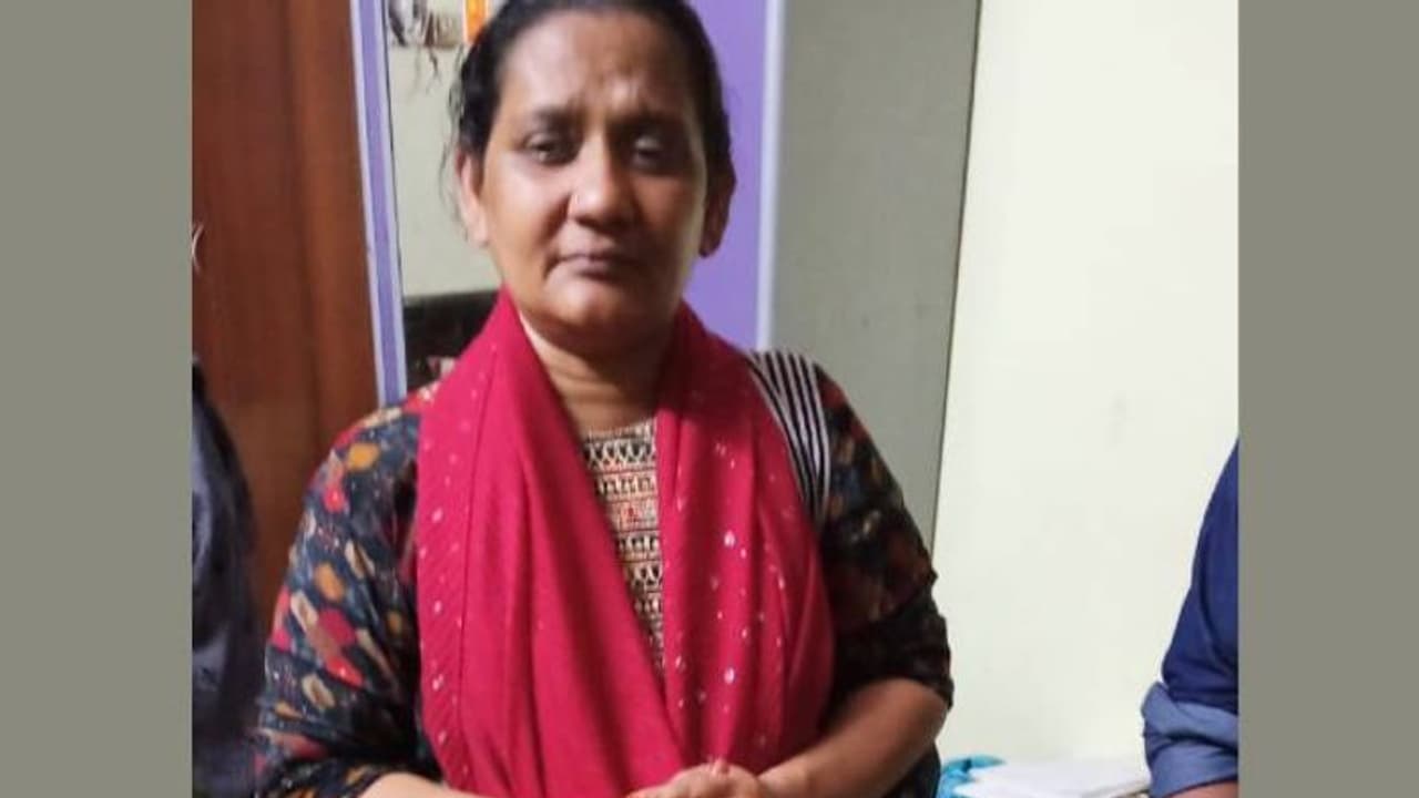 ജ്വല്ലറിയിൽ നിന്ന് സ്വര്ണം കവര്ന്നു, സിസിടിവിയിൽ കുടുങ്ങിയ യുവതിയെ പിന്തുടര്ന്ന് പിടികൂടി പൊലീസ് ജ്വല്ലറിയിൽ നിന്ന് സ്വര്ണം കവര്ന്നു, സിസിടിവിയിൽ കുടുങ്ങിയ യുവതിയെ പിന്തുടര്ന്ന് പിടികൂടി പൊലീസ്