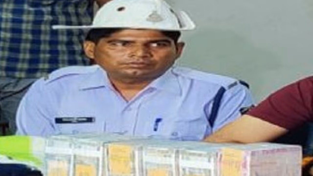 सड़क पर पड़ा था बैग, पुलिस जवान ने खोला तो निकले 45 लाख रुपए, फिर जो किया वो दिल छू गया