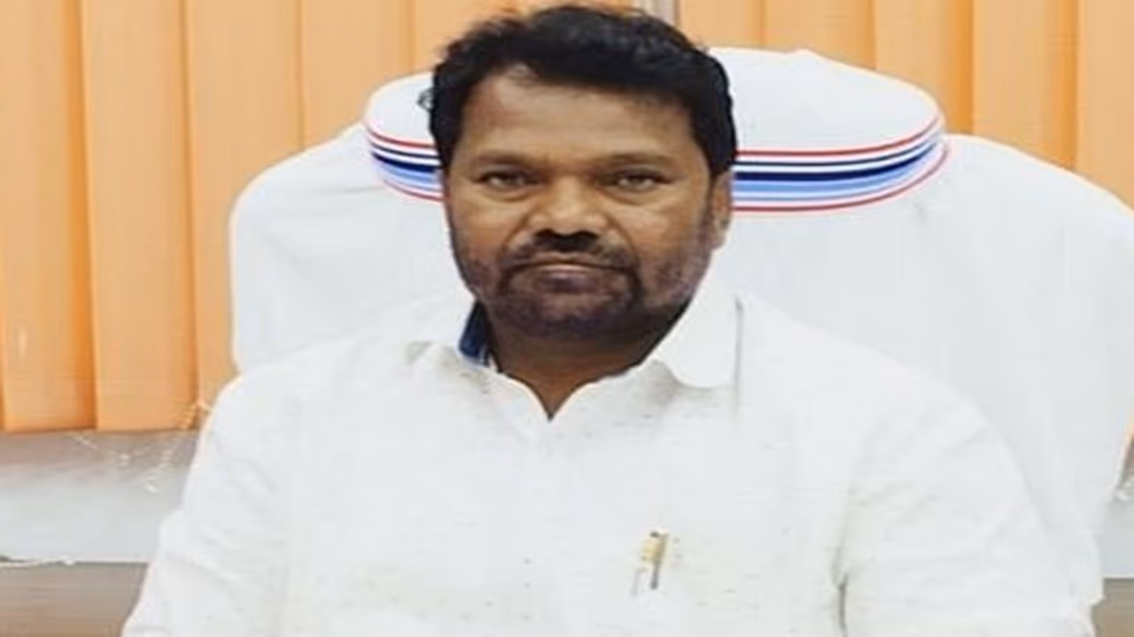 झारखंड के शिक्षा मंत्री का अल्टीमेटम 10 दिनों के अंदर हो काम, 11 दिन फिर करूंगा स्कूल का दौरा झारखंड के शिक्षा मंत्री का अल्टीमेटम 10 दिनों के अंदर हो काम, 11 दिन फिर करूंगा स्कूल का दौरा