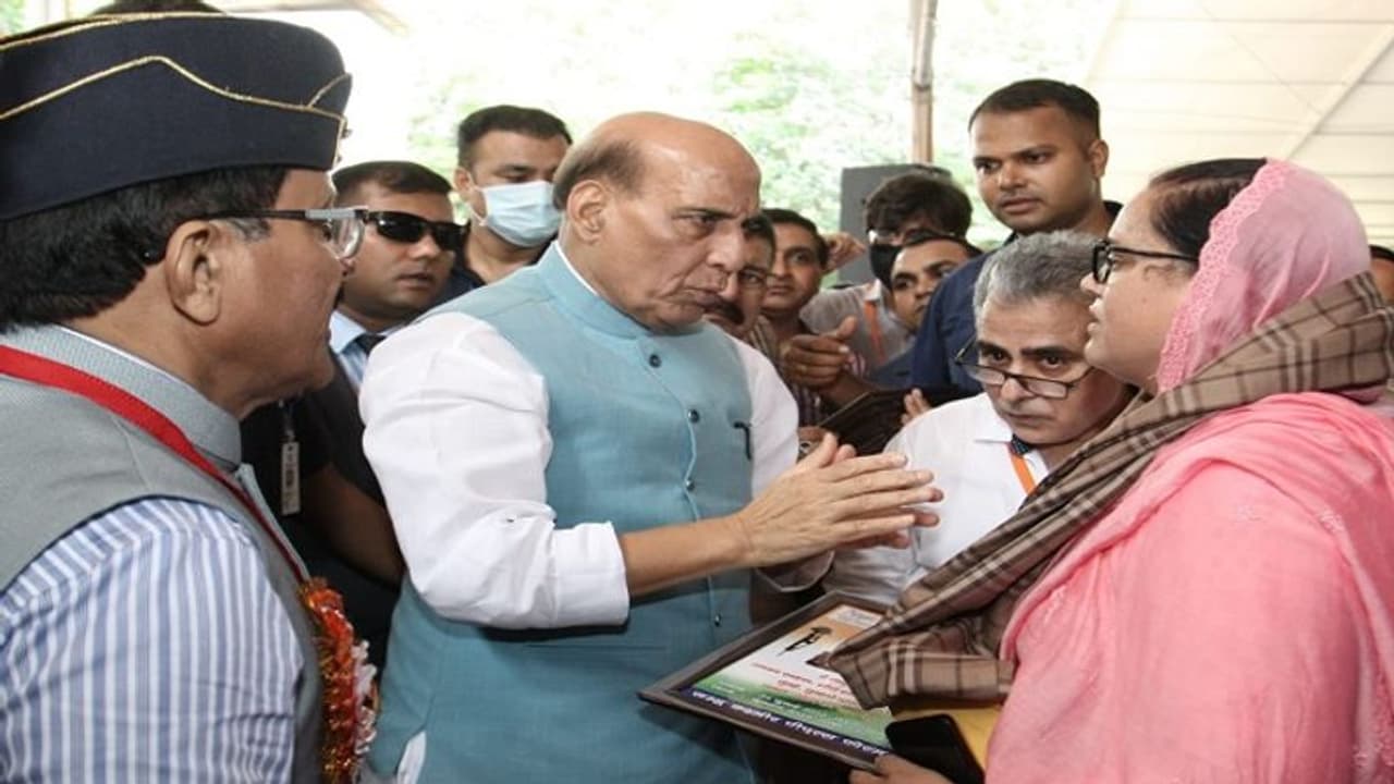 Kargil Vijay Diwas: रक्षा मंत्री राजनाथ सिंह ने चीन और पाकिस्तान को चेताया, नेहरू को लेकर कही यह बात Kargil Vijay Diwas: रक्षा मंत्री राजनाथ सिंह ने चीन और पाकिस्तान को चेताया, नेहरू को लेकर कही यह बात