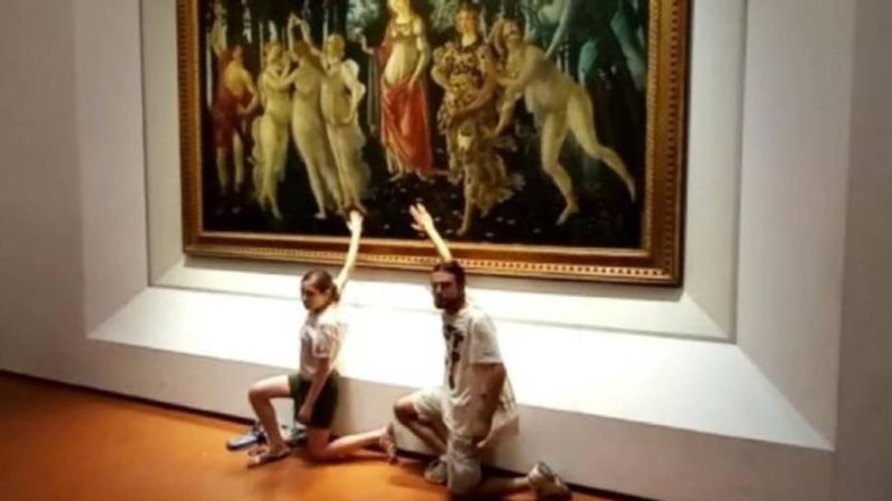 പൊടുന്നനെ പ്രതിഷേധം, പ്രശസ്ത ഗ്യാലറിയിൽ കയറി പെയിന്റിംഗിൽ കൈചേർത്തൊട്ടിച്ച് പ്രതിഷേധക്കാർ പൊടുന്നനെ പ്രതിഷേധം, പ്രശസ്ത ഗ്യാലറിയിൽ കയറി പെയിന്റിംഗിൽ കൈചേർത്തൊട്ടിച്ച് പ്രതിഷേധക്കാർ