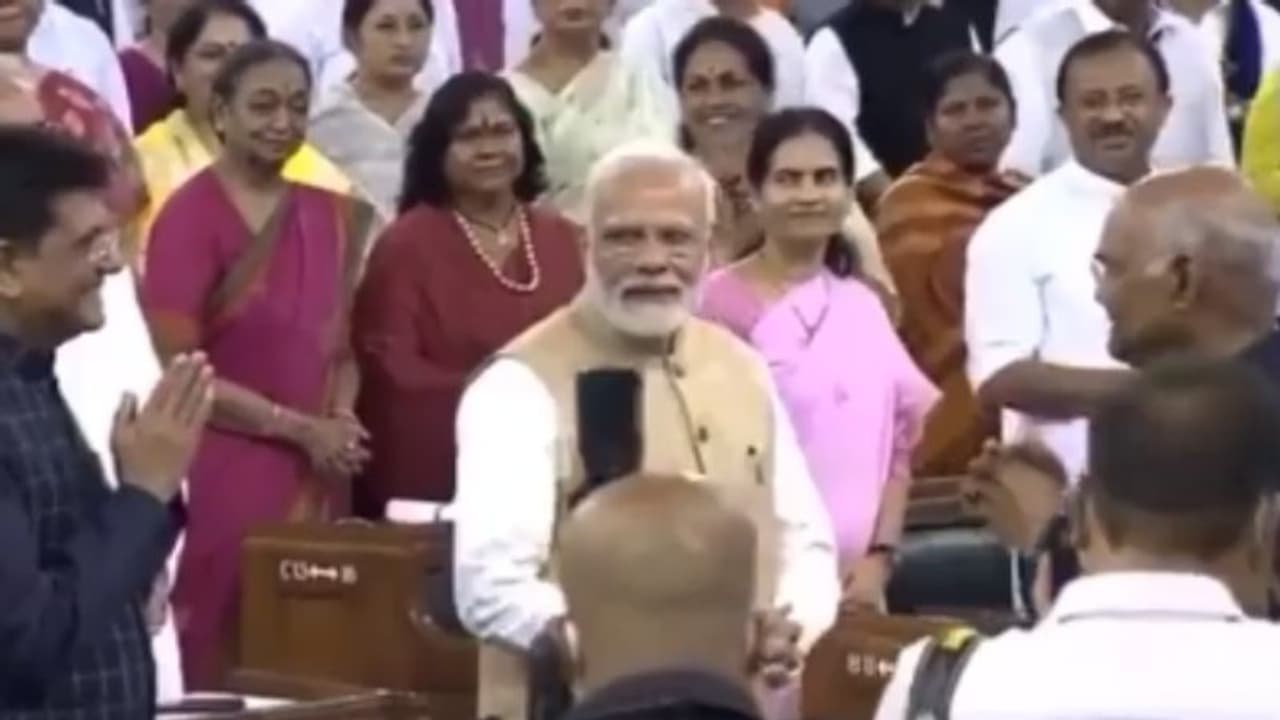 മോദി രാഷ്ട്രപതിയെ അവഗണിച്ചെന്ന ആരോപണവുമായി ആം ആദ്മിയും കോണ്ഗ്രസും; വീഡിയോ സന്ദർഭോചിതമല്ലെന്ന് ട്വിറ്റർ മോദി രാഷ്ട്രപതിയെ അവഗണിച്ചെന്ന ആരോപണവുമായി ആം ആദ്മിയും കോണ്ഗ്രസും; വീഡിയോ സന്ദർഭോചിതമല്ലെന്ന് ട്വിറ്റർ