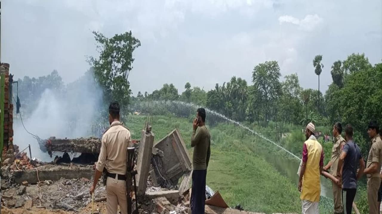 बिहार के छपरा में बिल्डिंग में अचानक हुआ धमाका, 3 किमी तक सुनाई दी आवाज, 4 लोगों की दबकर मौत बिहार के छपरा में बिल्डिंग में अचानक हुआ धमाका, 3 किमी तक सुनाई दी आवाज, 4 लोगों की दबकर मौत