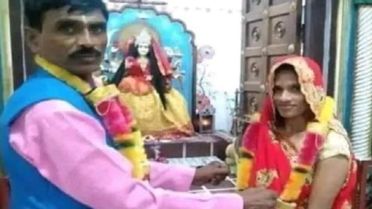 ललितपुर: दुष्कर्म के झूठे आरोप में 20 साल युवक ने काटी सजा, अब शादी के दूसरे दिन दुल्हन चकमा देकर हो गई फरार ललितपुर: दुष्कर्म के झूठे आरोप में 20 साल युवक ने काटी सजा, अब शादी के दूसरे दिन दुल्हन चकमा देकर हो गई फरार