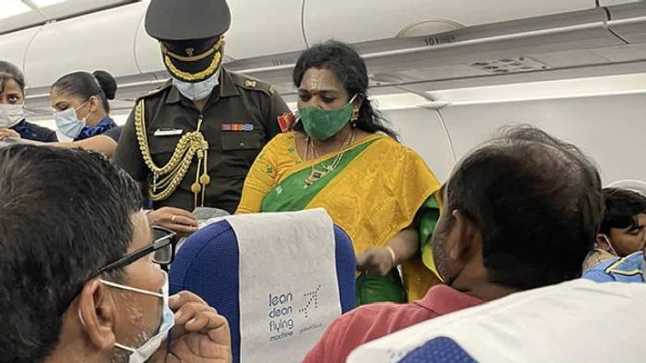 ഇൻഡിഗോ വിമാനത്തിൽ സഹയാത്രികന് ദേഹാസ്വാസ്ഥ്യം, പ്രഥമ ശുശ്രൂഷ നൽകി തെലങ്കാന ഗവര്ണര് ഇൻഡിഗോ വിമാനത്തിൽ സഹയാത്രികന് ദേഹാസ്വാസ്ഥ്യം, പ്രഥമ ശുശ്രൂഷ നൽകി തെലങ്കാന ഗവര്ണര്