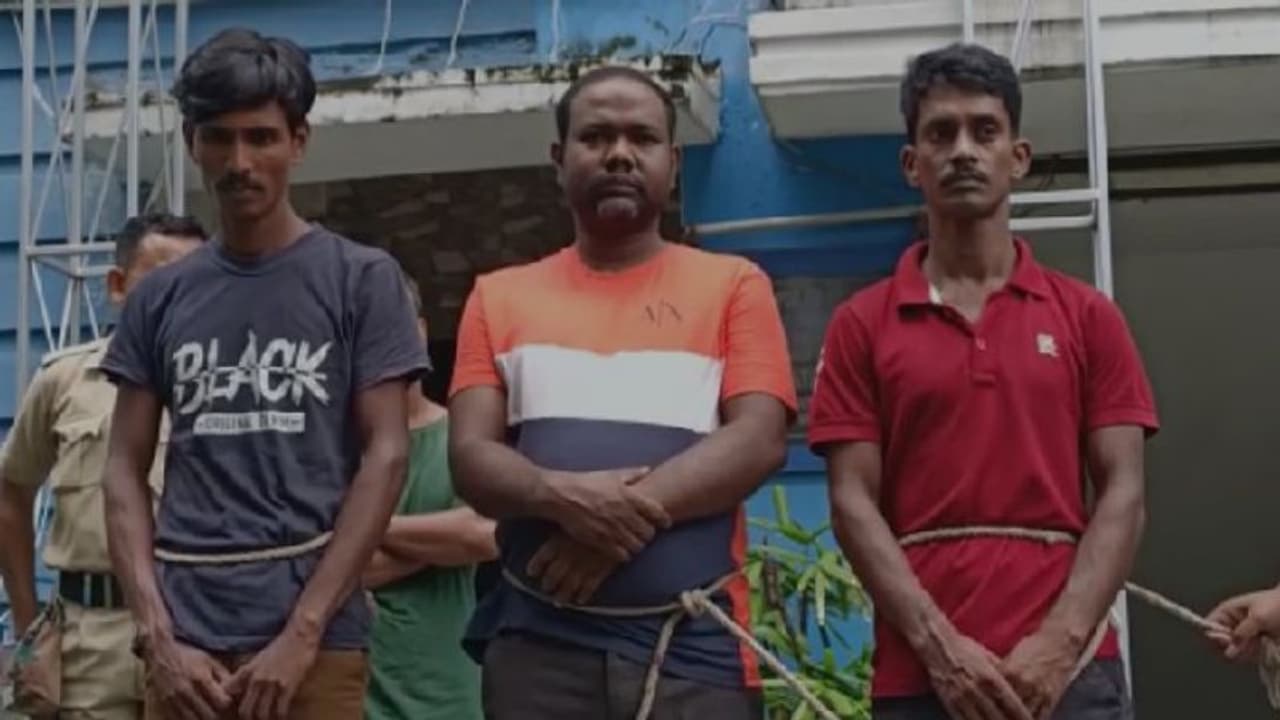 বাংলায় ফের ‘ভুয়ো’ সিবিআই, নরেন্দ্রপুর থানা এলাকা থেকে গ্রেফতার ৩ বাংলায় ফের ‘ভুয়ো’ সিবিআই, নরেন্দ্রপুর থানা এলাকা থেকে গ্রেফতার ৩