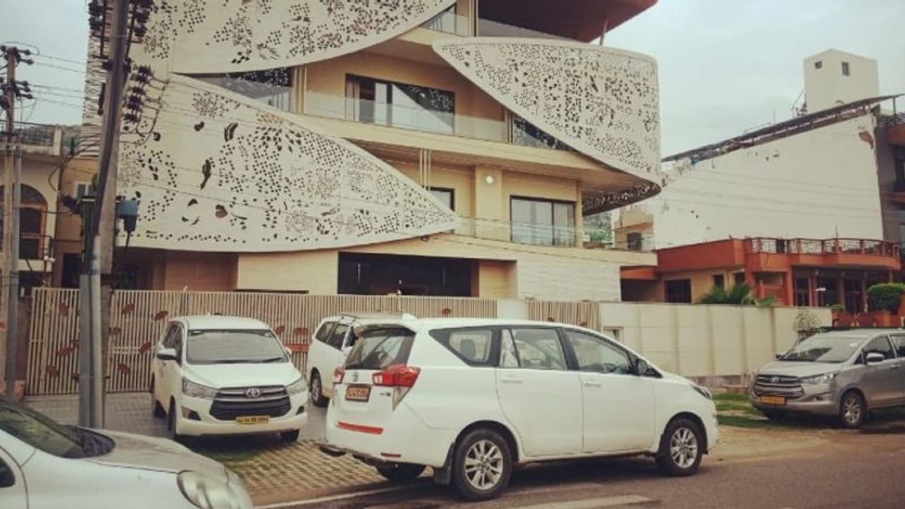 राजस्थान में कारोबारी के यहां 300 कर्मचारियों ने डाली रेड: 4 दिन तक चली कार्रवाई...सोना और करोड़ों रुपए मिले राजस्थान में कारोबारी के यहां 300 कर्मचारियों ने डाली रेड: 4 दिन तक चली कार्रवाई...सोना और करोड़ों रुपए मिले