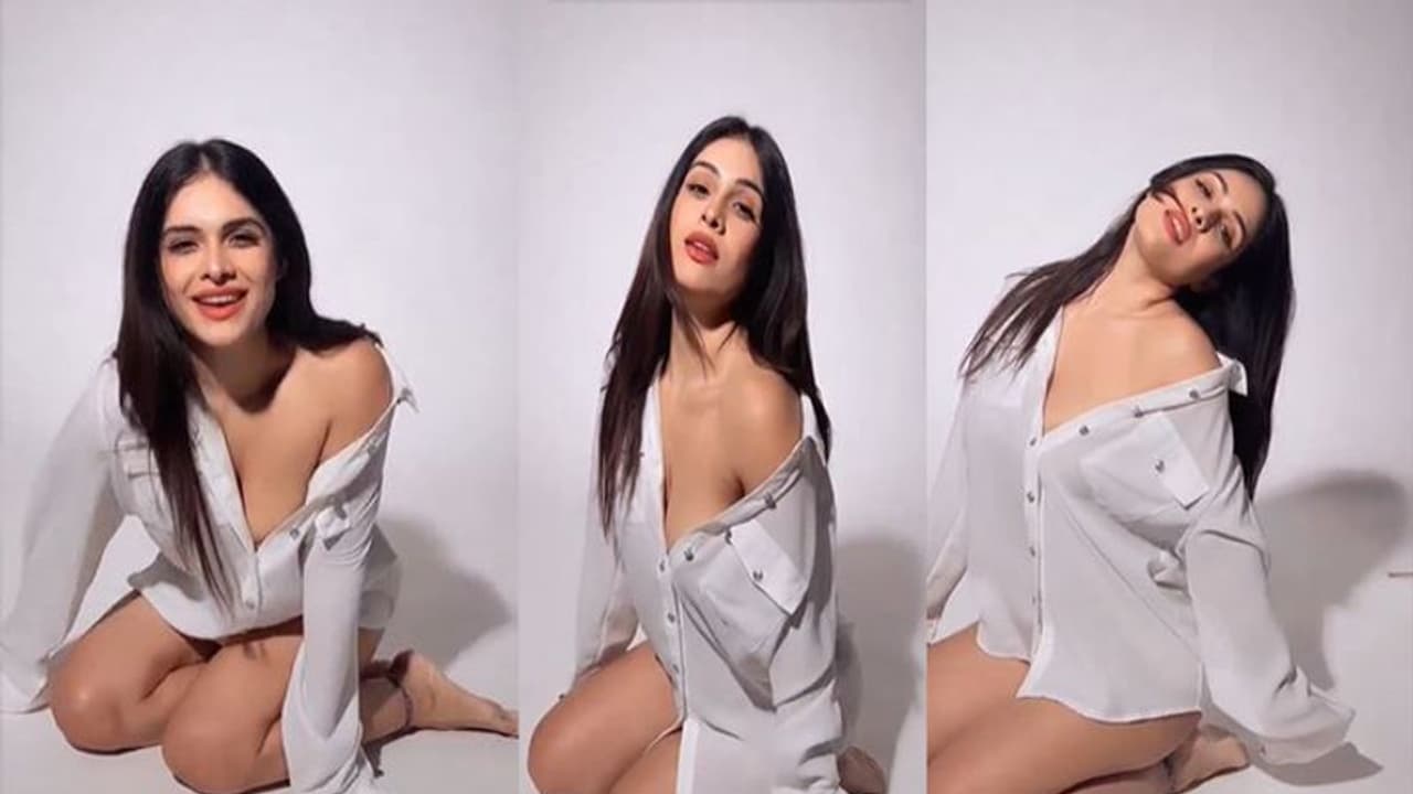 नेहा मलिक ने सिर्फ सफेद शर्ट पहनकर कराया वीडियो और फोटोशूट, चार बटन खोलकर दिखाई हॉटनेस नेहा मलिक ने सिर्फ सफेद शर्ट पहनकर कराया वीडियो और फोटोशूट, चार बटन खोलकर दिखाई हॉटनेस