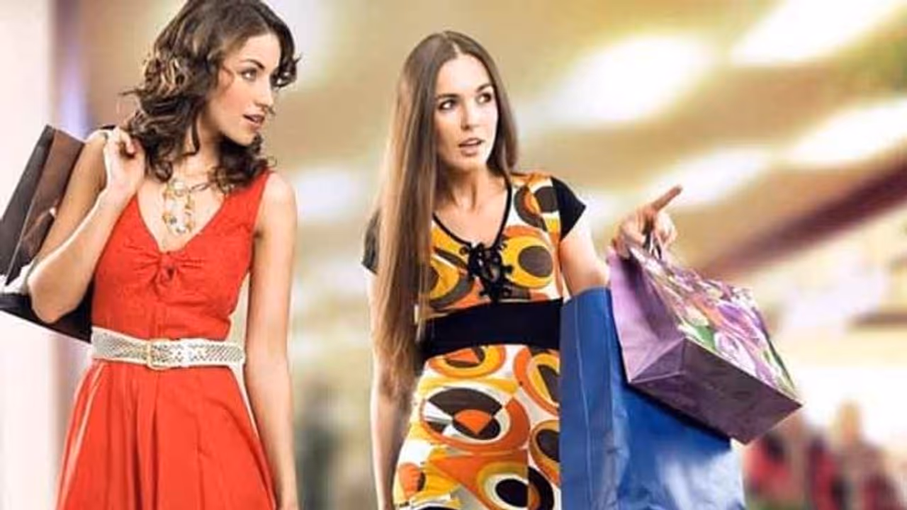 किस दिन खरीदे गए कपड़े बढ़ाते हैं हमारा गुड लक और कैसे कपड़े हमें बना सकते हैं गरीब? 