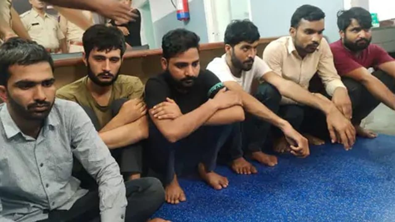 बीकानेर में पकड़ाई नकली नोटों की फैक्ट्री, यहीं से देशभर में करते थे सप्लाई...मशीन प्रिंटिंग का कागज भी मिला बीकानेर में पकड़ाई नकली नोटों की फैक्ट्री, यहीं से देशभर में करते थे सप्लाई...मशीन प्रिंटिंग का कागज भी मिला