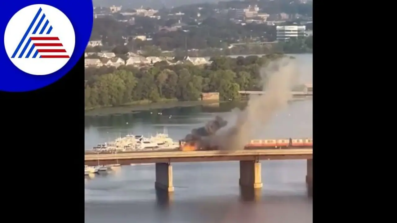 ಸೇತುವೆ ಮೇಲೆ ಚಲಿಸುತ್ತಿದ್ದ ರೈಲಿಗೆ ಬೆಂಕಿ: ಜೀವ ಉಳಿಸಿಕೊಳ್ಳಲು ನದಿ ಹಾರಿದ ಪ್ರಯಾಣಿಕರು 