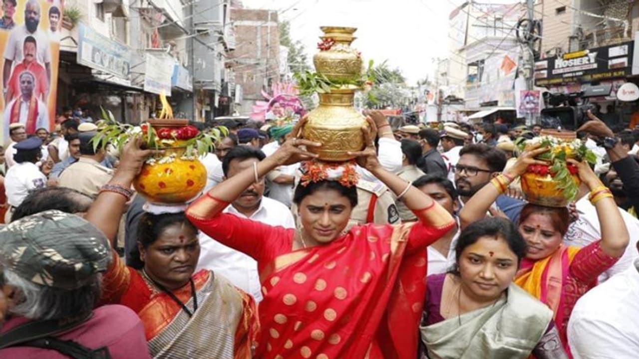 లాల్ దర్వాజ బోనాలు : మరో మహిళ చేతికి బోనం, అమ్మవారిని దర్శించుకోకుండానే వెళ్ళిపోయిన షర్మిల లాల్ దర్వాజ బోనాలు : మరో మహిళ చేతికి బోనం, అమ్మవారిని దర్శించుకోకుండానే వెళ్ళిపోయిన షర్మిల