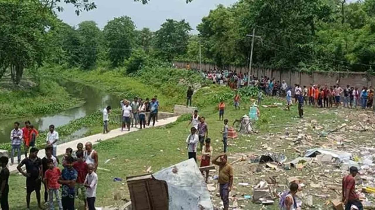 പടക്കവ്യാപാരിയുടെ വീട്ടിൽ സ്ഫോടനം; ആറുപേർ മരിച്ചു, അപകട കാരണം ഒരുമണിക്കൂർ പടക്കം പൊട്ടിയത് പടക്കവ്യാപാരിയുടെ വീട്ടിൽ സ്ഫോടനം; ആറുപേർ മരിച്ചു, അപകട കാരണം ഒരുമണിക്കൂർ പടക്കം പൊട്ടിയത്