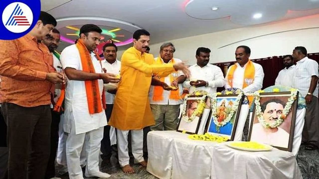 ಸಿಎಂ ಸ್ಥಾನಕ್ಕಾಗಿ ಕಾಂಗ್ರೆಸ್ನಲ್ಲಿ ಜಾತಿಗೊಬ್ಬ ನಾಯಕ ಹುಟ್ಟಿಕೊಳ್ತಿದ್ದಾರೆ: ಕಟೀಲ್ ಸಿಎಂ ಸ್ಥಾನಕ್ಕಾಗಿ ಕಾಂಗ್ರೆಸ್ನಲ್ಲಿ ಜಾತಿಗೊಬ್ಬ ನಾಯಕ ಹುಟ್ಟಿಕೊಳ್ತಿದ್ದಾರೆ: ಕಟೀಲ್