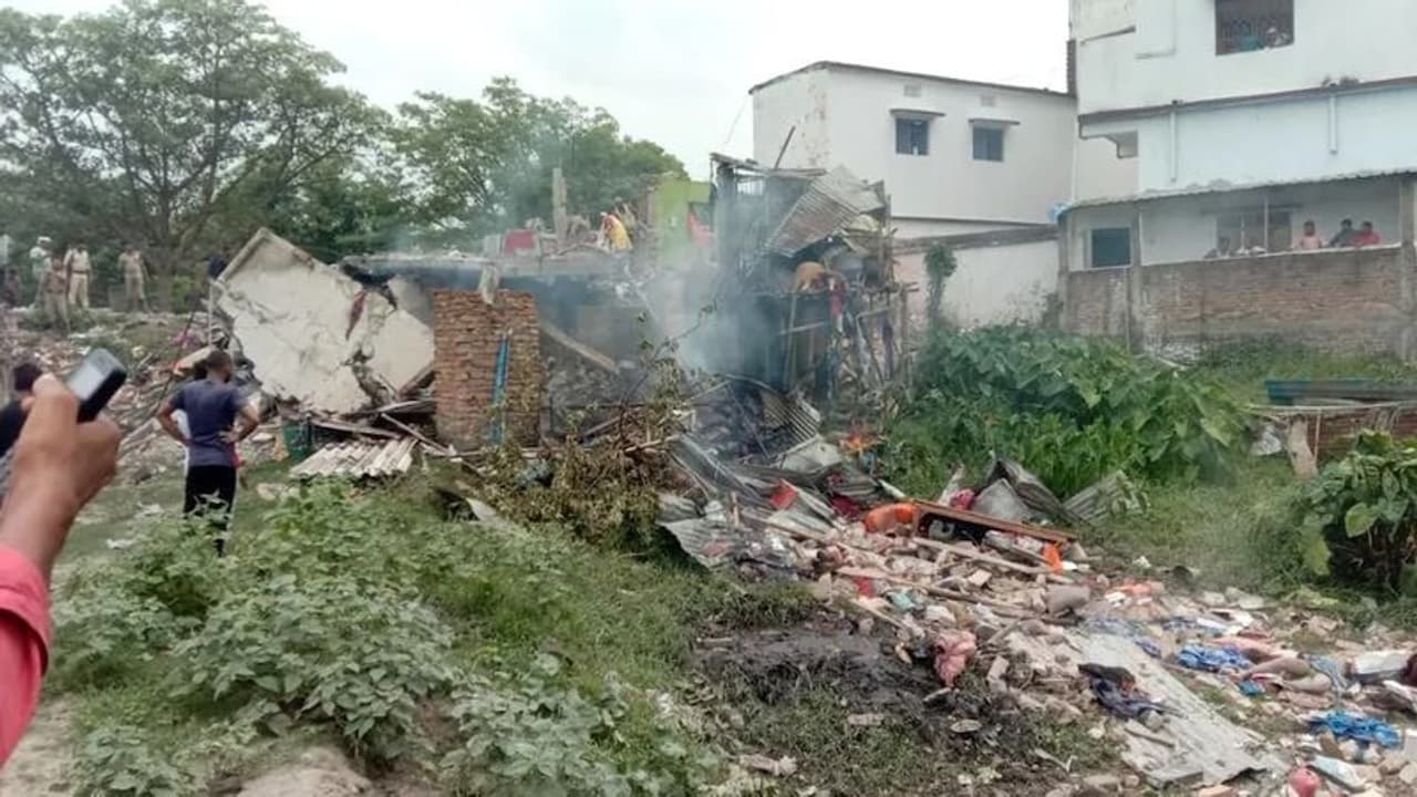 வீட்டில் வைக்கப்பட்டிருந்த பட்டாசு வெடித்து விபத்து… 6 பேர் பலி… பீகாரில் சோகம்!! வீட்டில் வைக்கப்பட்டிருந்த பட்டாசு வெடித்து விபத்து… 6 பேர் பலி… பீகாரில் சோகம்!!