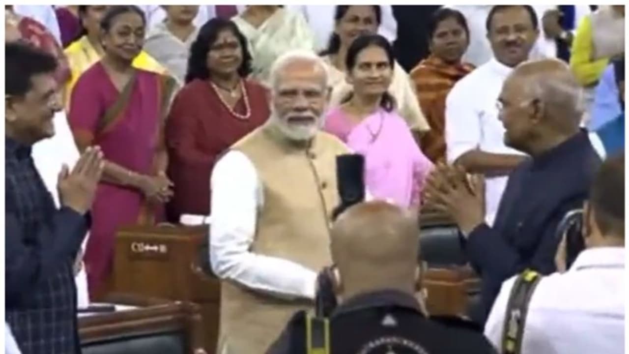 రాష్ట్రపతి రామ్నాథ్ కోవింద్కు నమస్కరించని ప్రధాని? ఆప్ నేత ట్వీట్పై ట్విట్టర్ అభ్యంతరం రాష్ట్రపతి రామ్నాథ్ కోవింద్కు నమస్కరించని ప్రధాని? ఆప్ నేత ట్వీట్పై ట్విట్టర్ అభ్యంతరం